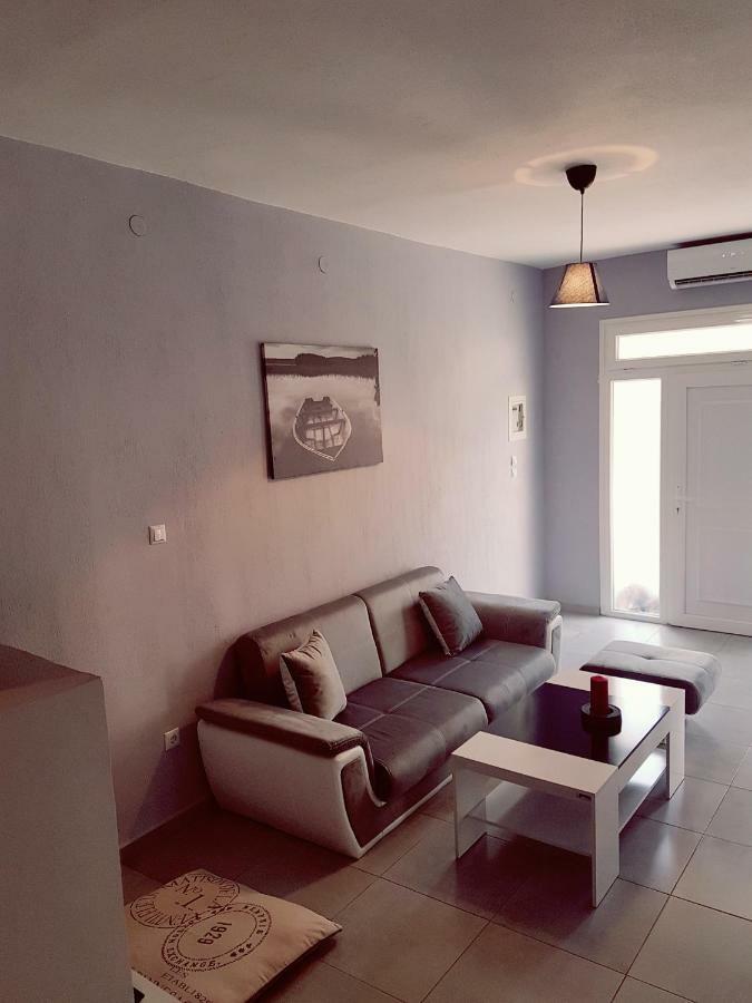House Tenia *
